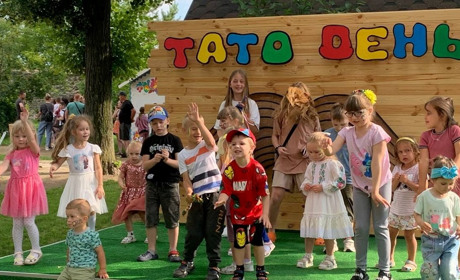 У Старокостянтинові провели "Тато день": були руханки, конкурси і дитяча дискотека просто неба