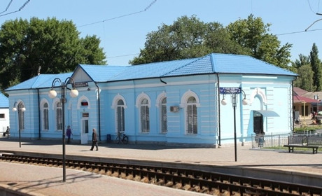 У Сахновщині електропоїзд наїхав на чоловіка: постраждалий помер в лікарні