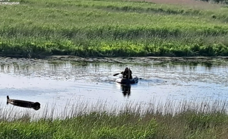 На глухівській водоймі перекинувся чоловік на човні. Знадобилась допомога рятувальників