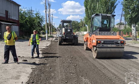 Замість асфальту - відходи фрезерування: попри близькість фронту в Покровську ремонтують дороги