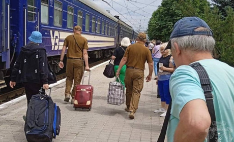 Врятовані життя: тільки 40 мешканців Донеччини напередодні евакуйовано до Рівненської області