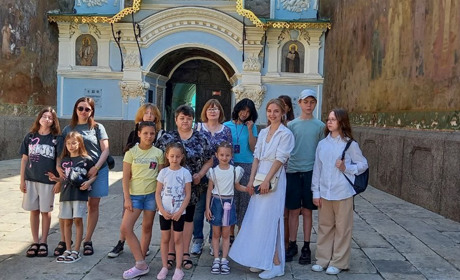 Для переселенців з Луганщини організовано екскурсію до Києво-Печерської лаври