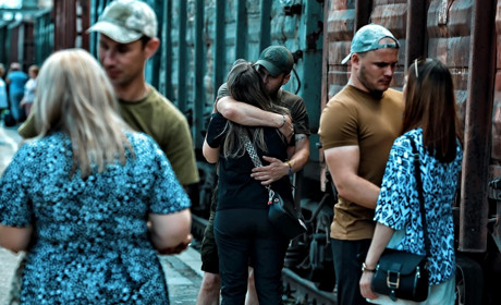Як батькам підтримати дітей, чиї кохані нині на фронті? Поради психологині Юлії Меркулової