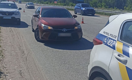 Авто знаходилося у розшуку: патрульні затримали ймовірних злочинців
