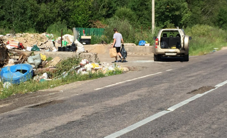 На окупованій Луганщині населені пункти потопають у смітті. Чому міста перетворюють на сміттєзвалища