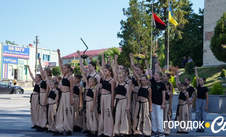 Головному документу держави — 28 років. Як у Городку відзначили День Конституції