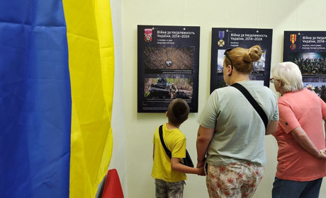У Первомайському музеї відкрилася виставка «10 років російсько-української війни»