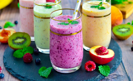 Три простих літніх рецепти смузі з фруктів для дітей і дорослих