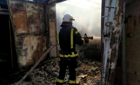 Рятувальники Шостки ліквідували масштабну пожежу в приватному домоволодінні Воронежу (відео)