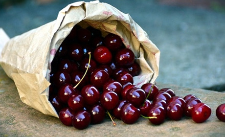 Сезон вишні: соус до м'яса, наливка, рогалики та шоколадне варення