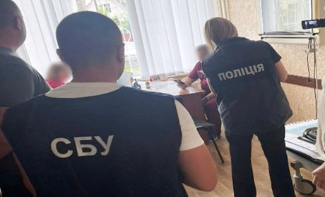 12 тисяч доларів за групу: у Старокостянтинові затримали завідуючого одного з відділень лікарні