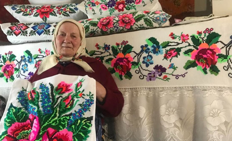 Троє жінок із Помоклів дружать все життя, у рідному селі разом вишивають і співають