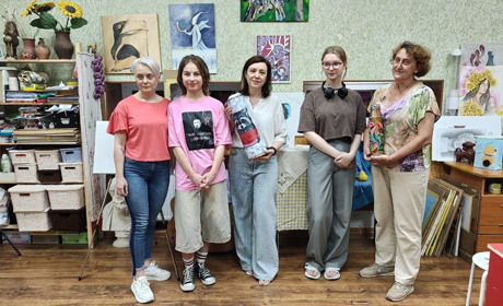 Переможниці благодійної лотереї отримали призи від художниць студії Katrina.Art