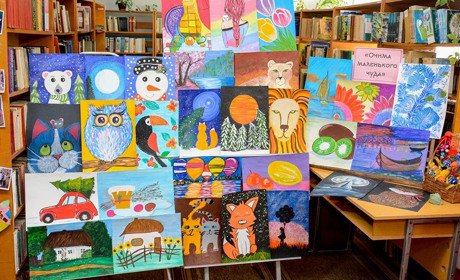 «Очима маленького чуда»: виставка малюнків талановитої кагарличанки у бібліотеці для дітей