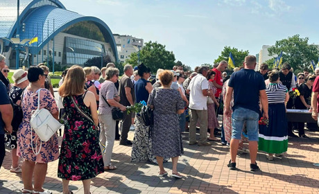 Южненська громада провела в останню путь військового Андрія Слободянюка