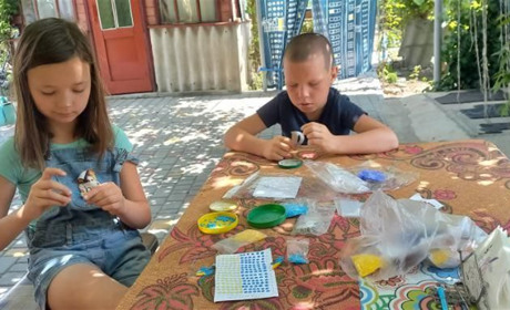 Діти з провулка Щасливий передали захисникам смаколики і подарунки