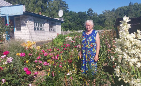 «Квіткова фея» з Полошок. Ольга Михайлова біля будинку вирощує квіти всіх кольорів веселки