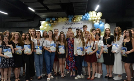 11 найкращих випускників Пологівщини отримали свідоцтва про завершення освіти в Запорізькій ОДА