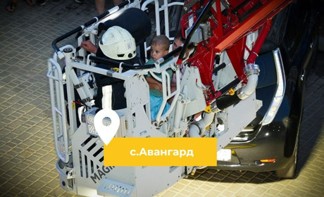 В Авангарді з палаючої квартири врятували матір з сином: задіяли автодрабину