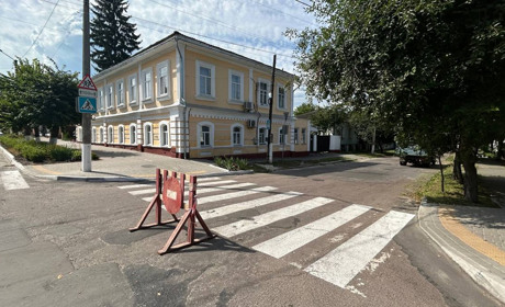До уваги водіїв. На одній із вулиць Глухова тривають ремонтні роботи