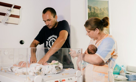 Нікопольська родина, що постраждала від війни, з радістю зустрічає трійню