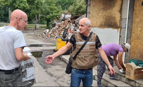 В Торецьку під обстрілами безплатно годують, видають гуманітарну допомогу та закликають до евакуації