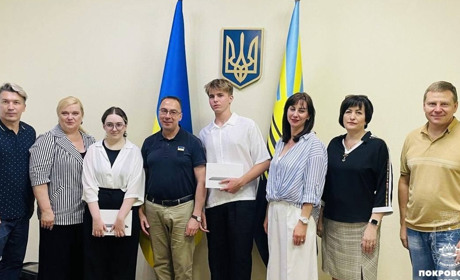 Троє випускників з Покровська отримали по 200 балів на НМТ: як громада їх привітала
