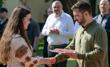 Старокостянтинівчанка Аріна Вербицька отримала паспорт з рук Президента України