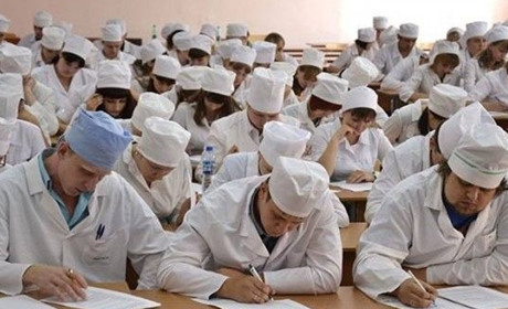 Окупанти намагаються вирішити проблему нестачі медиків у Мелітополі шляхом залучення студентів