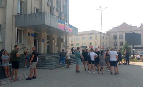 Під стінами виконкому збирались ніжинці. Причина - несправедливе відключення електроенергії