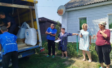 Волонтери привезли гуманітарну допомогу мешканцям Есмані, яку днями обстріляв ворог