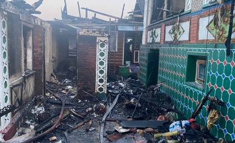 Рятувальники з Городка та Сатанова спільними зусиллями гасили полум’я. Велика пожежа у селі Клинове