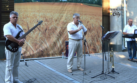 Вечірня жива музика звучала в переяславському парку, де переспіви хітів зіграв гурт "Радограй"