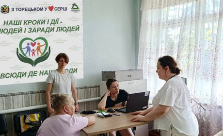 Переселенцям з Торецької громади, які перебувають на Житомирщині, видали гуманітарну допомогу