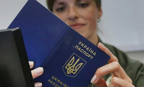 Українським чоловікам за кордоном затримують видачу українських закордонних паспортів