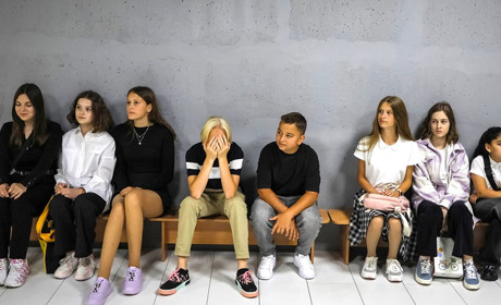 Школярів поставлять "під рушницю". На окупованій Луганщині учнів навчатимуть вбивати