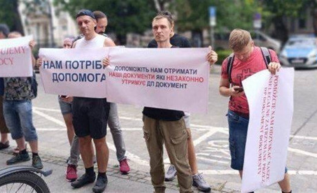 У Вроцлаві українці вимагали від консульства паспорти для чоловіків