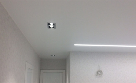 Де купити матові натяжні стелі у Києві з освітленням по периметру?