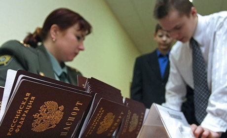 На окупованій Луганщині чоловіків позбавлятимуть громадянства РФ за непостановку на військовий облік