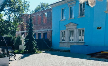 Окупанти заморозили будівництво спортзалу для гімназії Надія у Бердянську