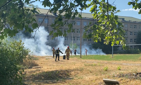 У Жовтих Водах в центрі міста горіла суха трава