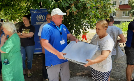 Благодійники допомагають постраждалим від обстрілів у Нікополі
