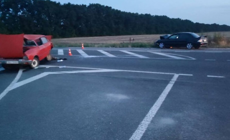 Зіткнення на автодорозі Н-08: автомобіль перекинувся, постраждала водійка