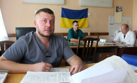 Хірург на прикордонні оперує, навіть коли чутно вибухи. Історія глухівського медика Андрія Дяченка