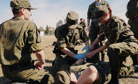 Окупанти запроваджують у школах з 1 вересня обов’язковий військовий вишкіл дітей