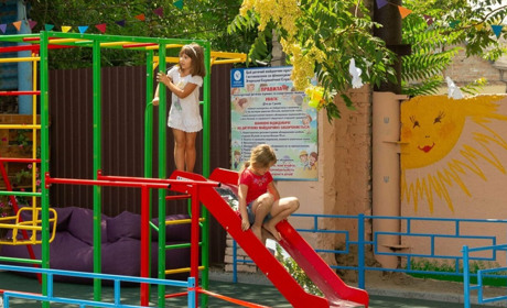 У Запоріжжі відкрили сучасний дитячий майданчик на базі шелтера для переселенців