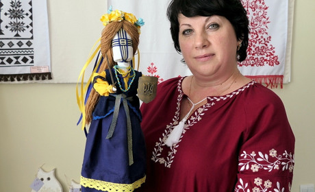 На Глухівщині майстриня створює креативні авторські ляльки та навчає своєму ремеслу дітей