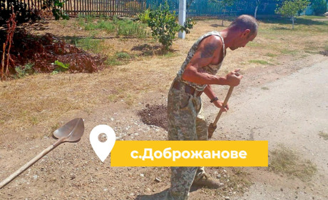 В Доброжанове Одеського району мешканці самостійно латали ями на дорозі: фото