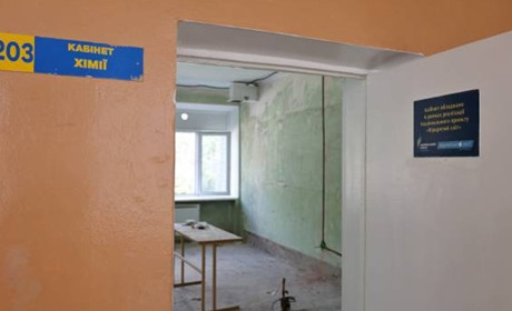 У Чернігові до навчального року відновлюють школи. Хто допомагає громаді