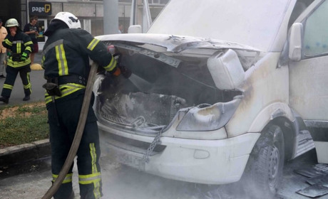 Пожежа під час руху. У Запоріжжі рятувальники гасили загоряння у марштуці